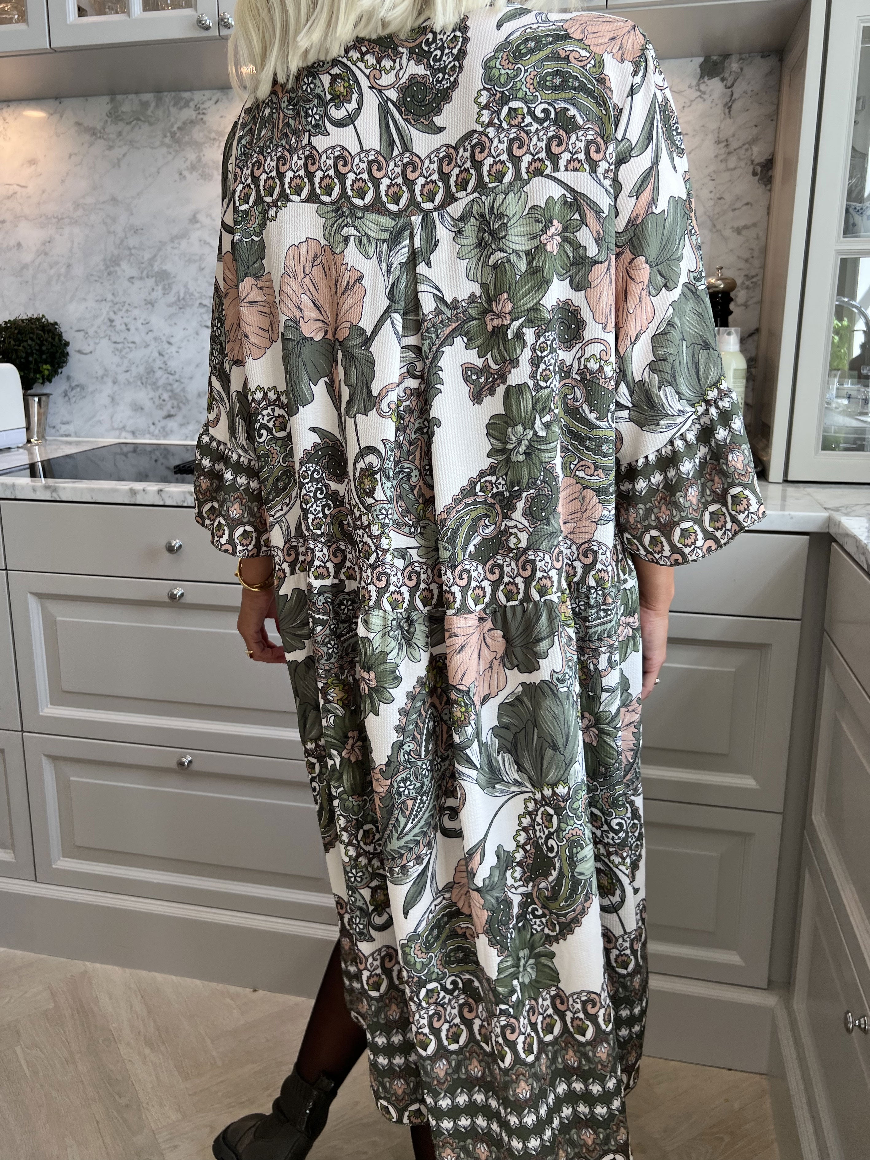 Mie - Mønstret kjole med knapper ved brystet